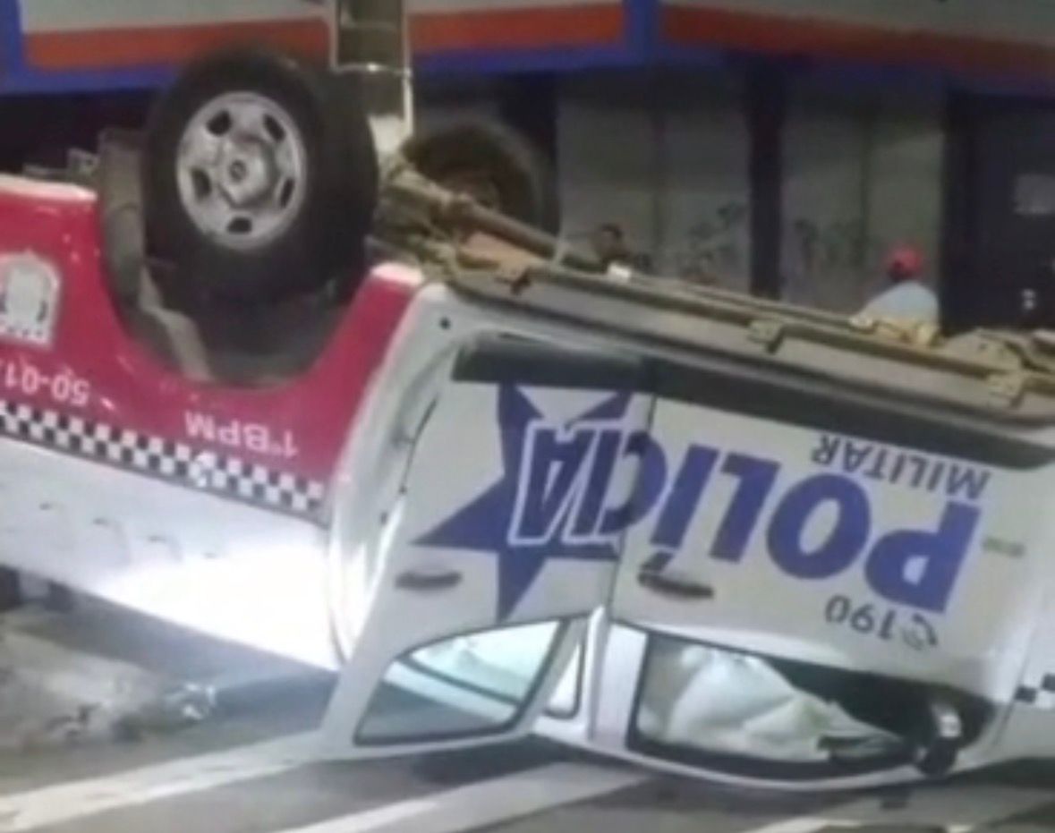 Viatura da PM capota após colisão em cruzamento de Belém durante a madrugada