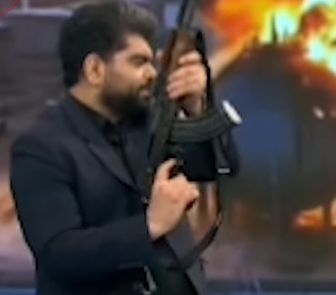 Imagem - Apresentador de telejornal iraniano dispara fuzil AR-15 ao vivo durante treinamento militar