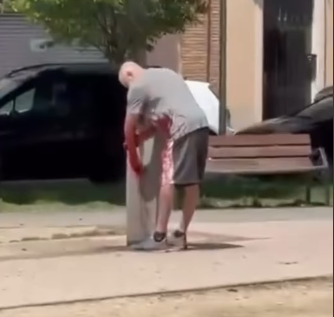 Imagem - Homem lava os braços em fonte após matar a ex-companheira em praça na Espanha