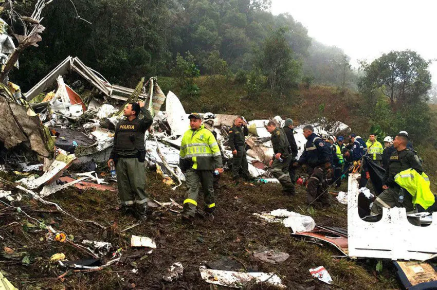 Imagem após a queda do avião que transportava a equipe da Chapecoense na Colômbia, em 2016.