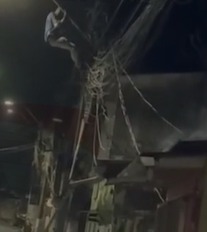 (Segundo moradores, a ligação irregular causou queda de energia em várias casas da rua.)