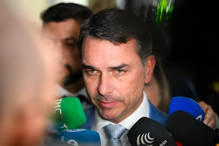 Imagem - Flávio Bolsonaro confirma visita a dono do Banco Master após prisão