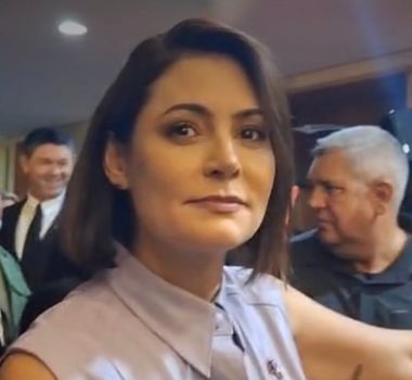 Imagem - 'Tem que perguntar para o Flávio', diz Michelle sobre crise com áudios de senador a Vorcaro