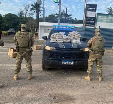 Imagem - PRF apreende 65 kg de drogas em caminhão em Benevides