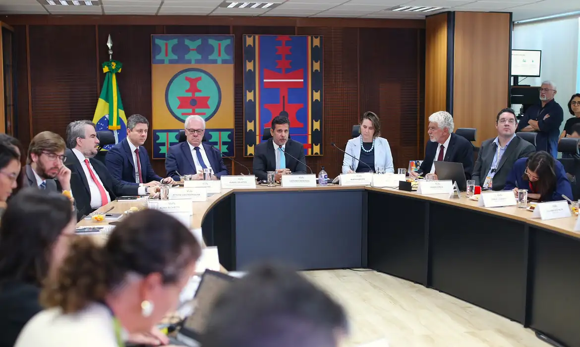 (De acordo com o MEC, este volume supera a estimativa da procura anual do país por novos docentes, calculada em cerca de 118 mil professores por ano.)
