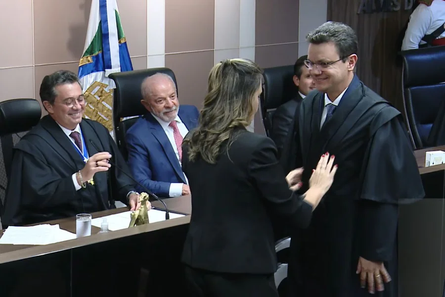 Ex-deputado federal assumiu vaga deixada por Aroldo Cedraz em cerimônia que reuniu autoridades dos Três Poderes em Brasília.