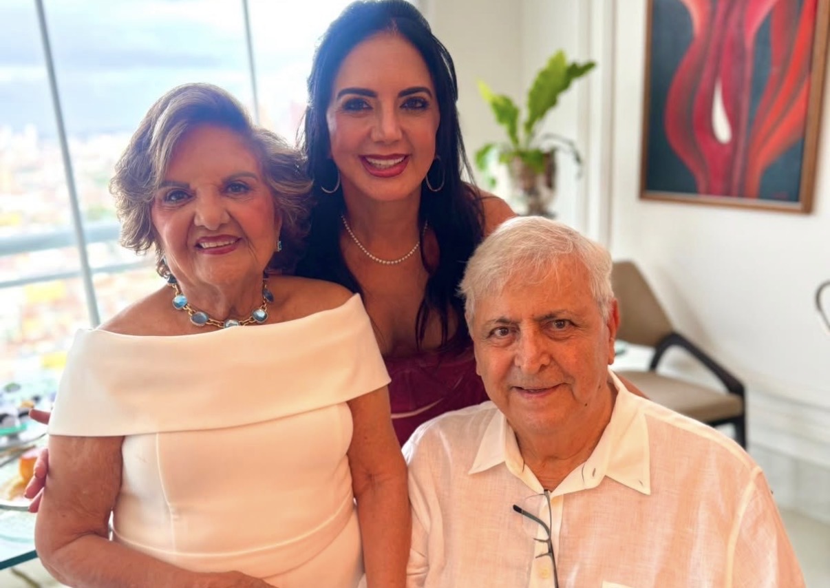 Fadia Freire, que conduziu o encontro festivo, com os pais, Cléa e Antônio Farah