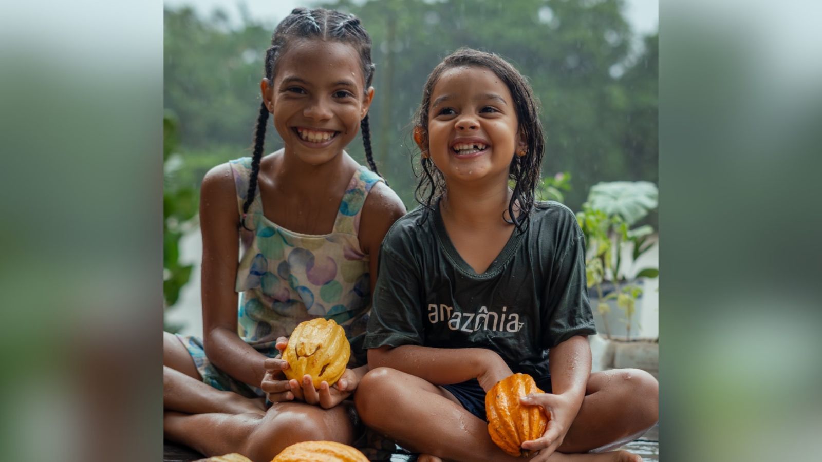 Maria Eloísa, atriz mirim e influenciadora paraense, e Geane, moradora da comunidade ribeirinha do Arauaia.