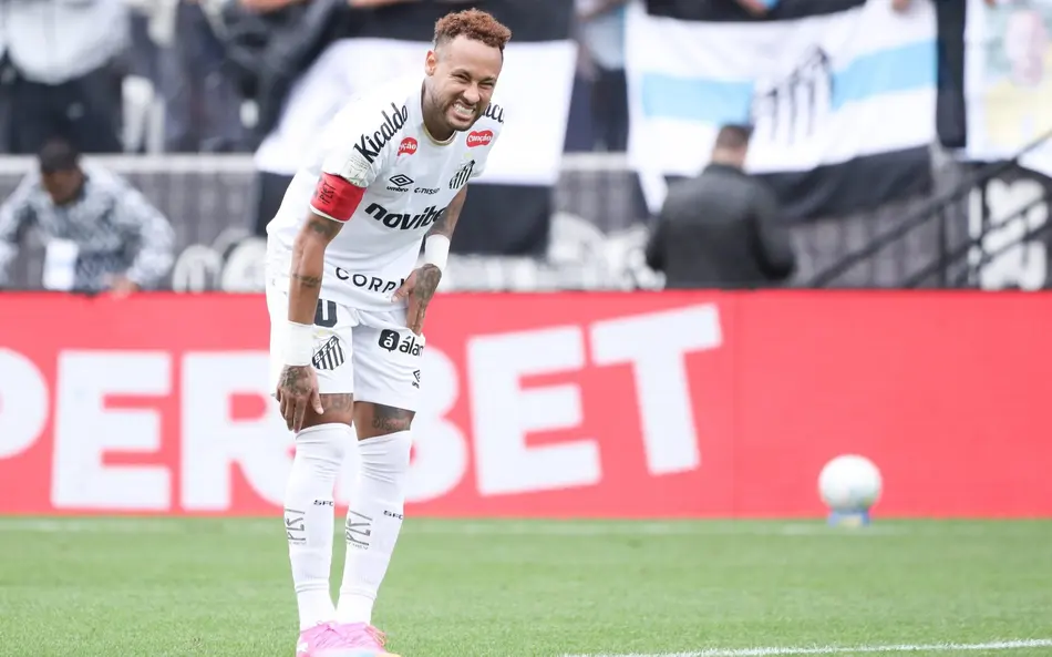 Neymar sente a panturrilha durante partida contra o Coritiba pelo Brasileirão.