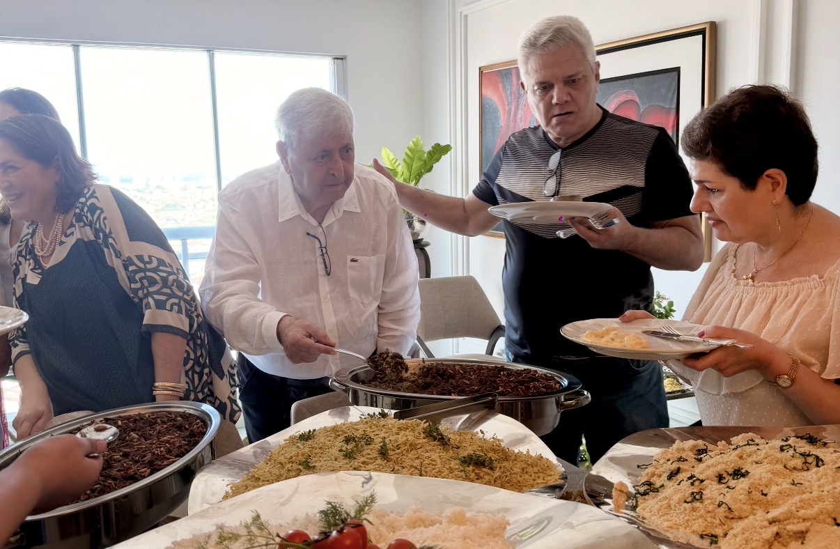 O anfitrião, Antônio Farah, servindo o tradicional prato de cordeiro ao sobrinho, Carlos Armando Chady, e à Nazaré Zoueinque, por sinal, esteve, ontem, no berço.   