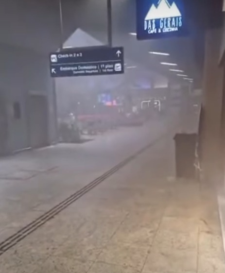 (O fogo foi controlado sem necessidade de evacuação total do terminal.)
