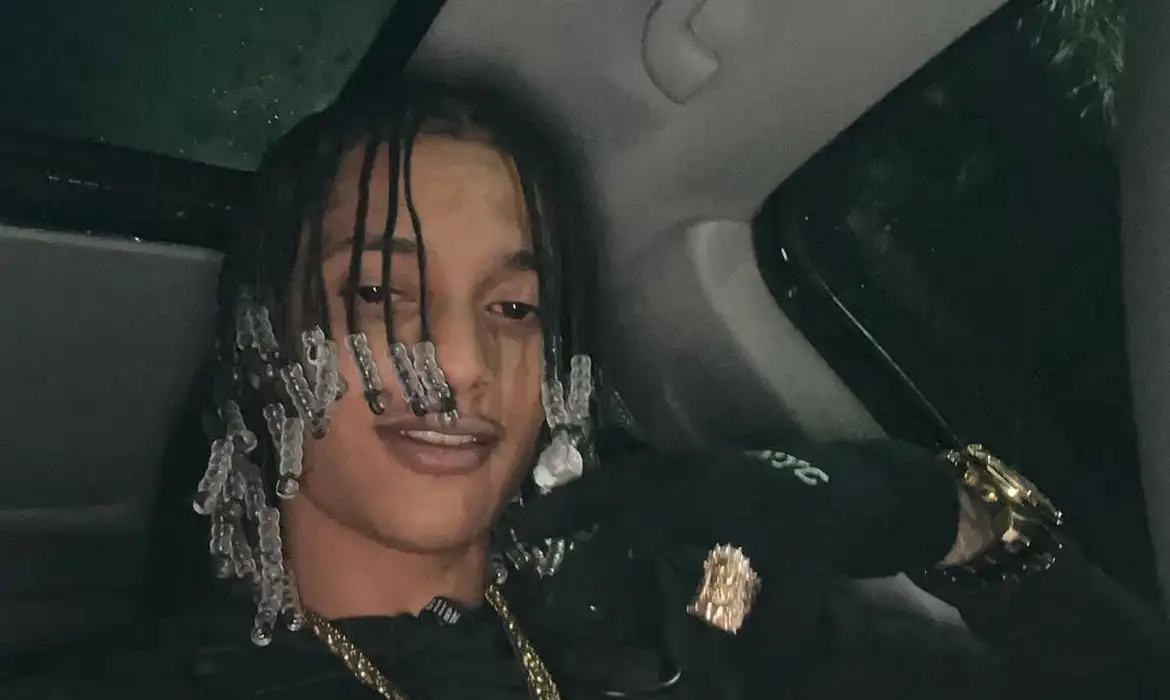 (Oruam é réu por disparo de arma de fogo e é investigado por tentativa de homicídio contra policiais civis fluminenses.)