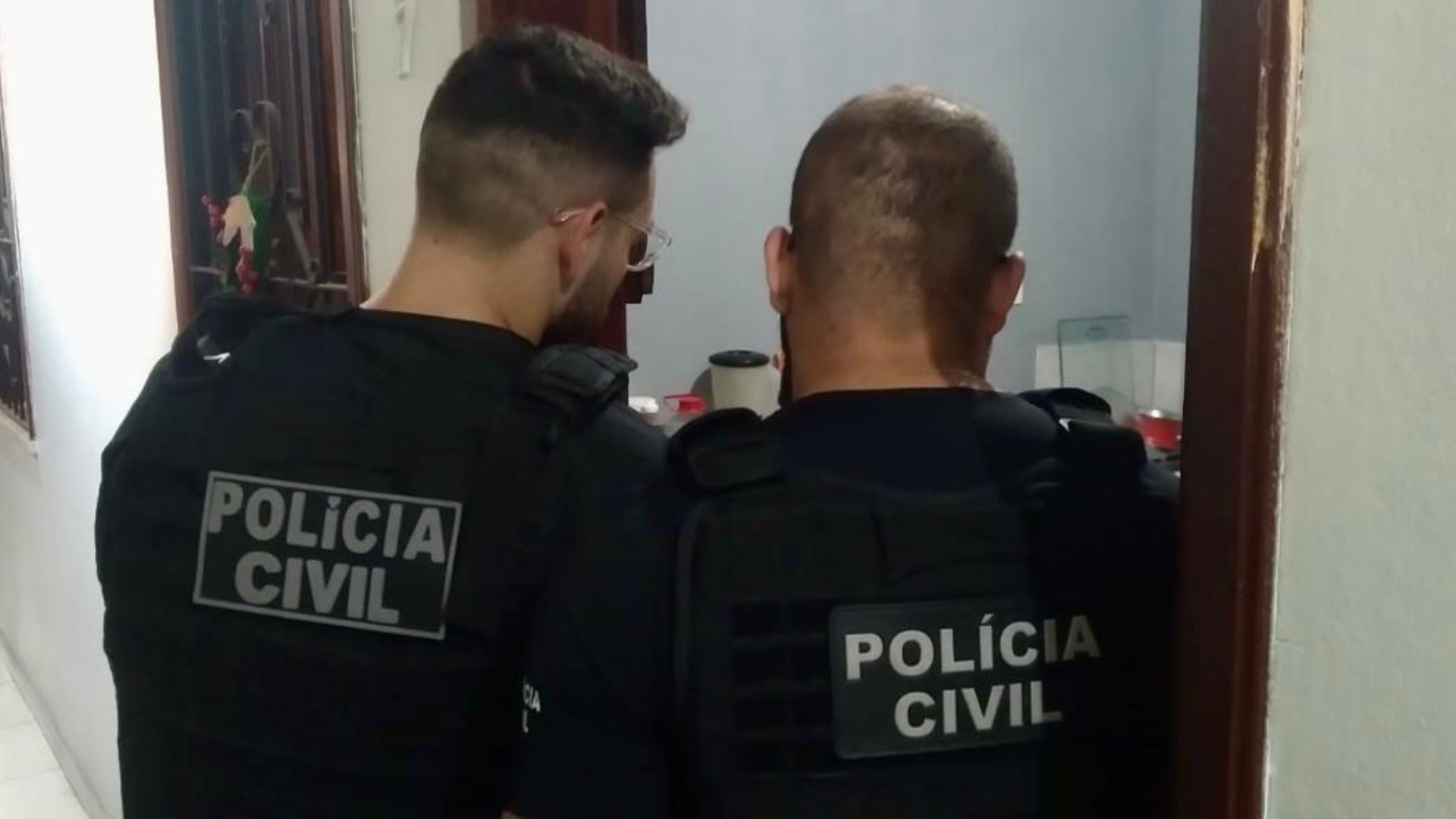 Policiais durante a operação "Zona Íntima".