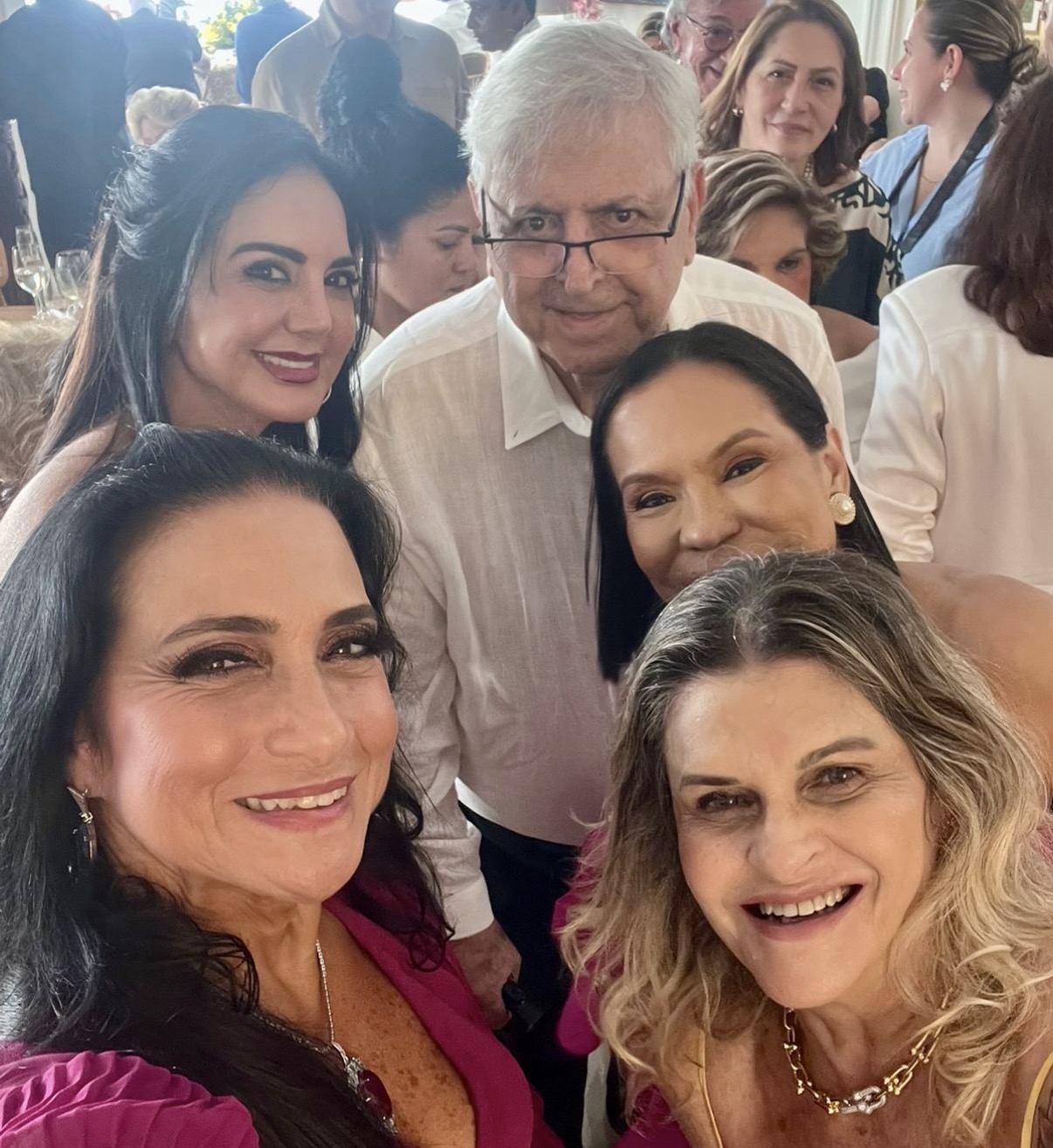 Uma selfie com o aniversariante: Fadia Freire, Gilvana Gonçalves, Silvia Bezerra e a colunista