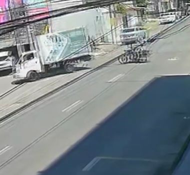 Imagem - Motociclista com criança na garupa se envolve em acidente após colisão com caminhão na Pariquis, em Belém
