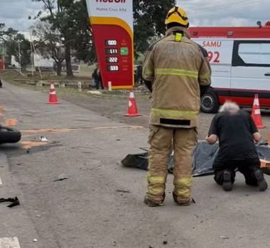 Imagem - Motorista de caminhão se ajoelha e ora após morte de motociclista no RS