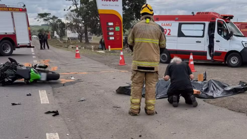 Cena de comoção marcou acidente em Cruz Alta, após colisão entre moto e caminhão deixar motociclista morto na BR-158.