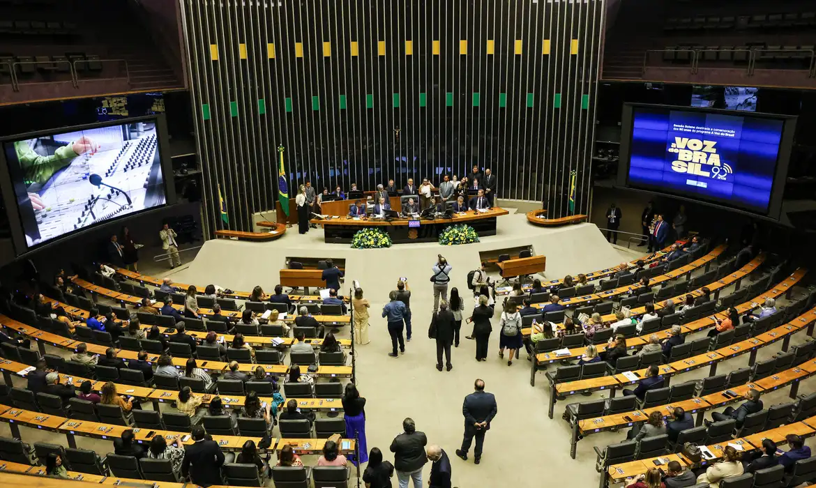 Congresso Nacional derrubou nesta quinta-feira (21) parte do veto de Lula à LDO de 2026 e liberou novamente doações e transferências no período eleitoral, incluindo cestas básicas, ambulâncias e recursos a municípios.