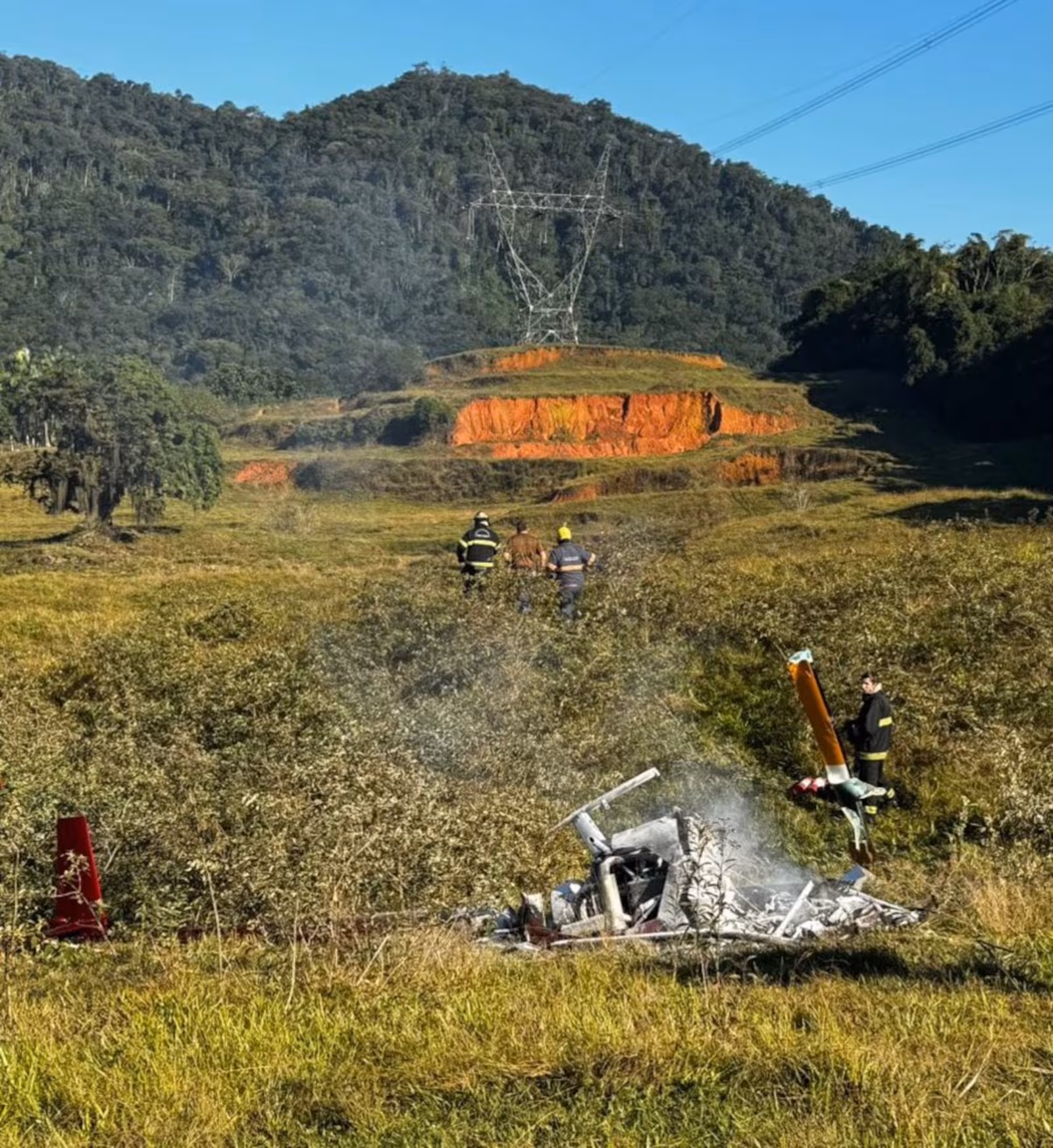 Imagem - Helicóptero cai em Pomerode (SC) e piloto de 71 anos é encontrado carbonizado