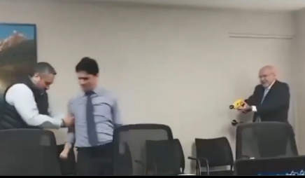 Prefeito peruano dispara pistola elétrica contra assessor em reunião privada