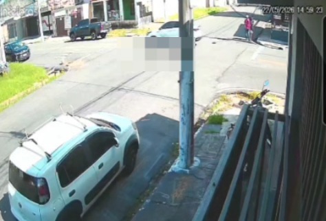 (Durante a perseguição, o condutor da moto perdeu o controle do veículo e colidiu violentamente com um carro.)