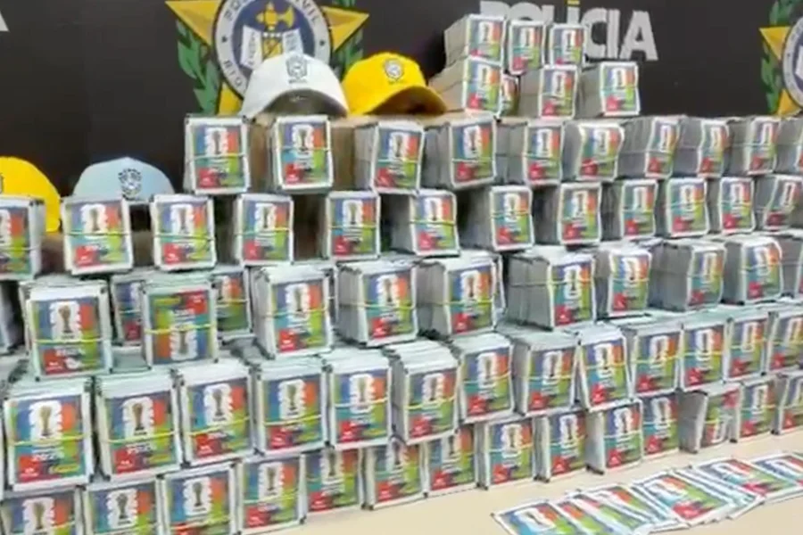 Polícia do Rio apreende 200 mil figurinhas falsas da Copa do Mundo