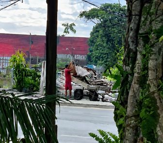Imagem - Homem é flagrado realizando descarte irregular de lixo na rodovia do Tapanã