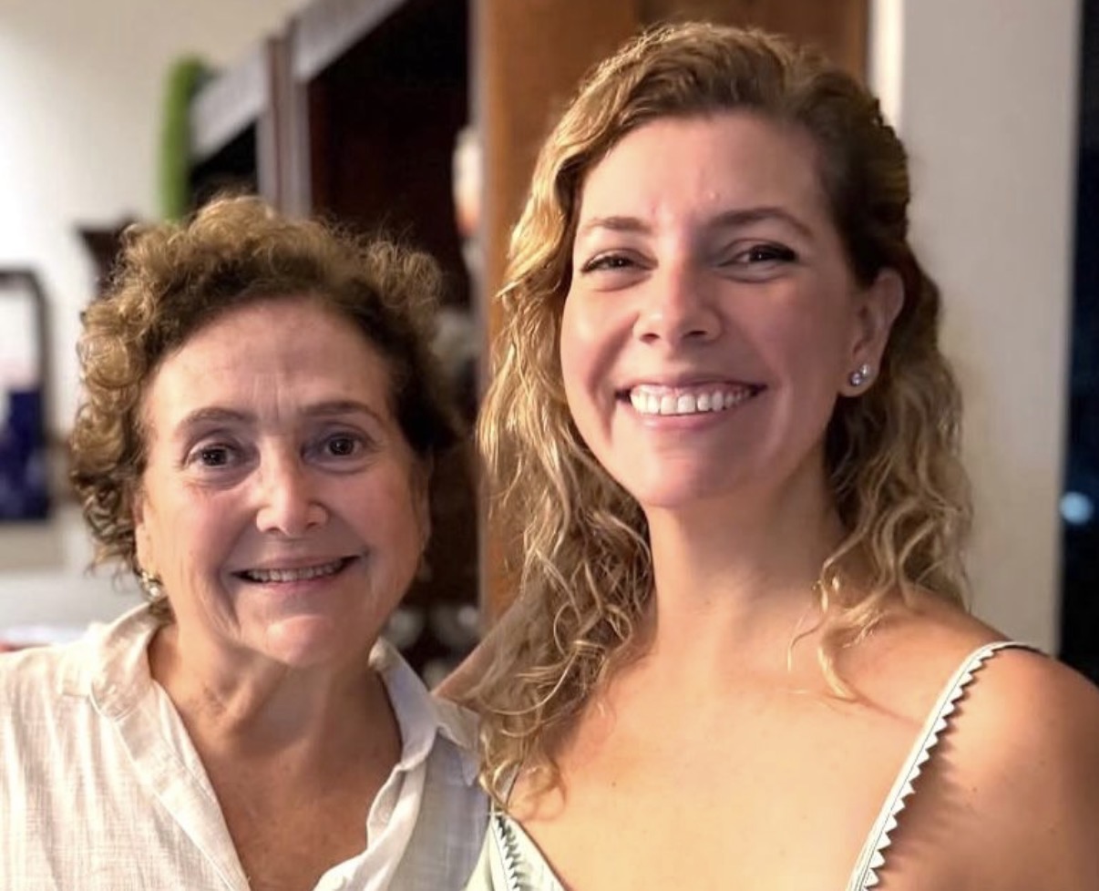 A médica pediatra Cristina Alves recebeu em seu bonito apê, a sobrinha carioca com raízes paraenses, Alice Oliveira, que esteve em Belém a trabalho. 
