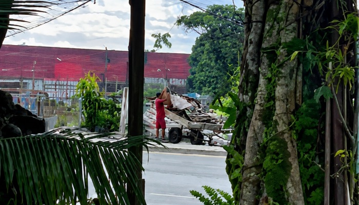 (Homem é flagrado realizando descarte irregular de lixo na rodovia do Tapanã)