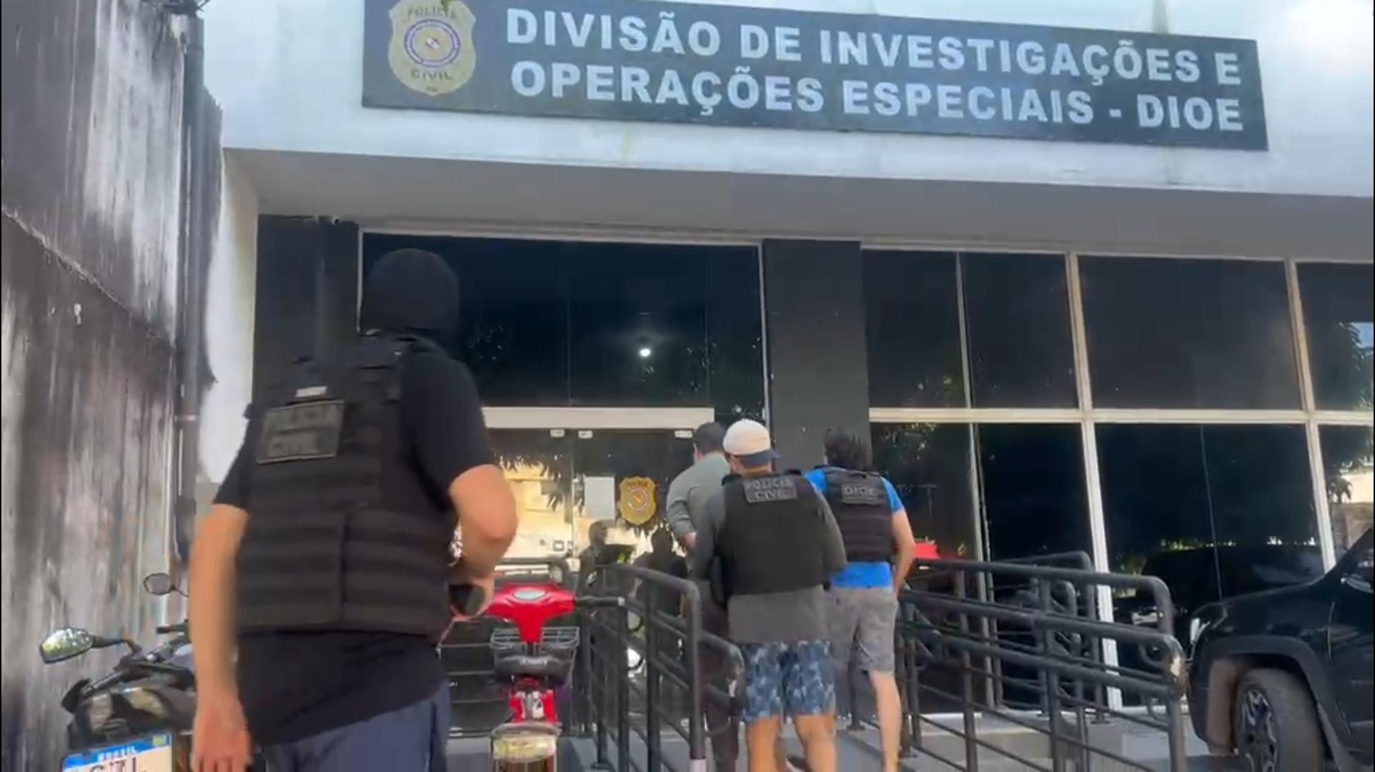 Homem sendo levado à delegacia