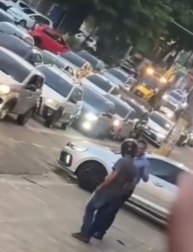 (Segundo relatos, ele chamou a atenção do motociclista pela atitude considerada imprudente e perigosa: invadir a ciclovia.)