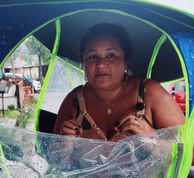Imagem - Vídeo: amazonense inova e cria capa de chuva para moto e viraliza na web
