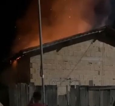 Imagem - Família perde casa após incêndio em Tailândia, no nordeste do Pará