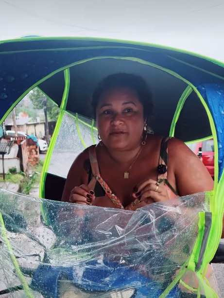 (A inventora, Rose Andrade, uma manauara criativa desenvolveu o acessório usando lona resistente)