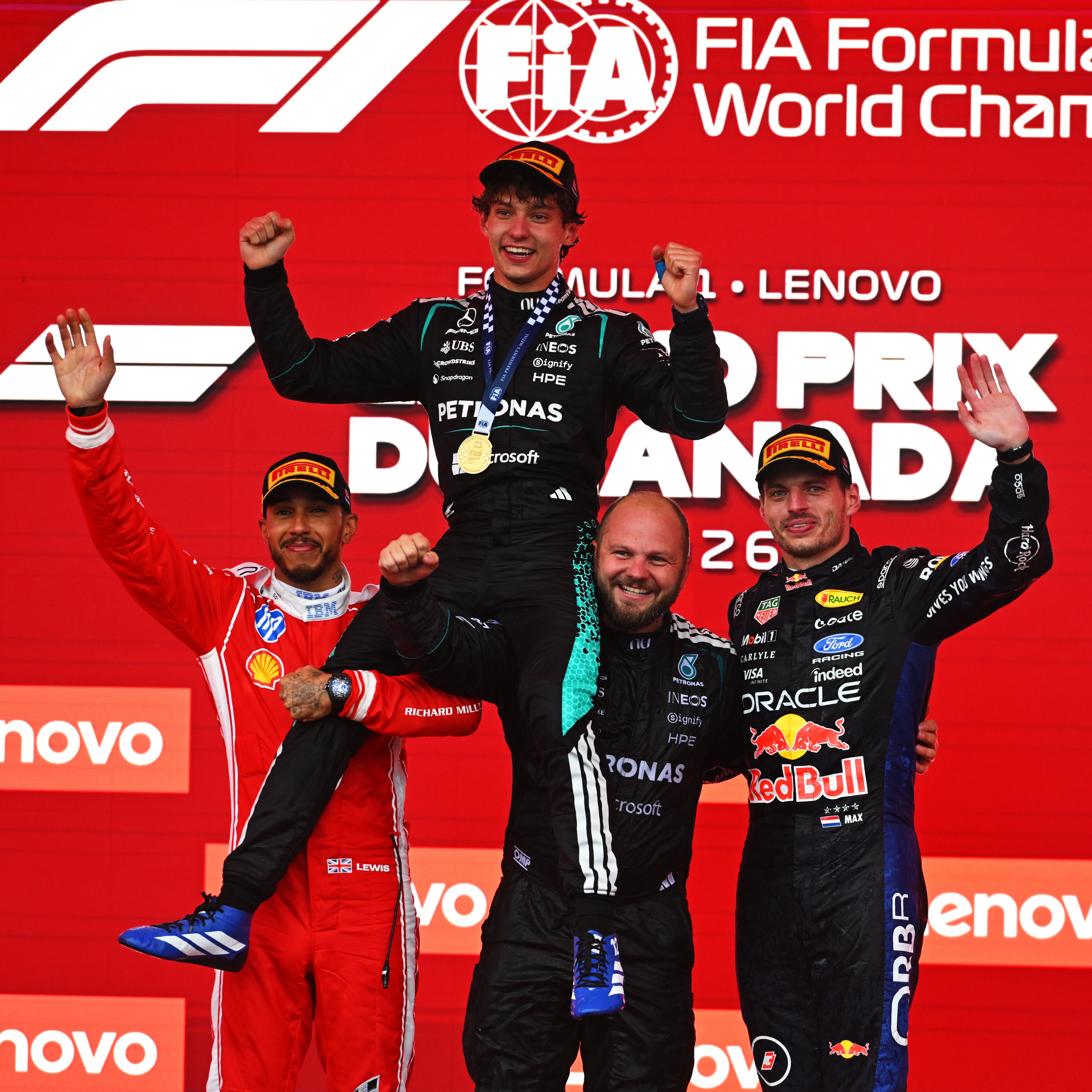 Antonelli carregado por Hamilton (à esquerda), Bottas (centro) e Verstappen (à direita)