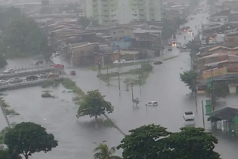 Belém no fundo, durante temporal, neste início de ano