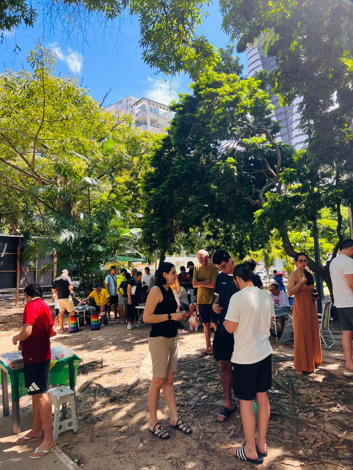 Imagem - Praça Brasil, em Belém, reúne multidão para troca de figurinhas