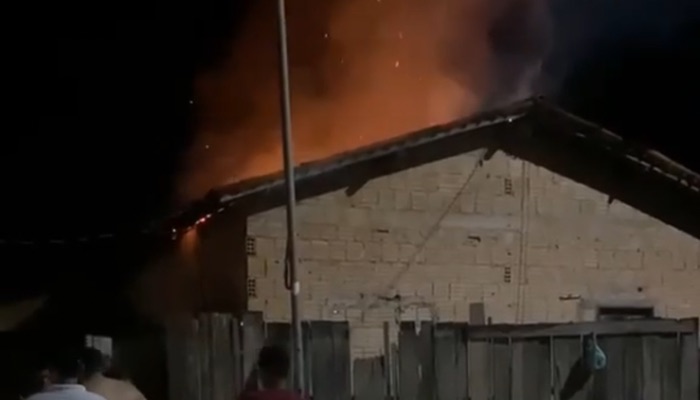 (Família perde casa após incêndio em Tailândia, no nordeste do Pará)
