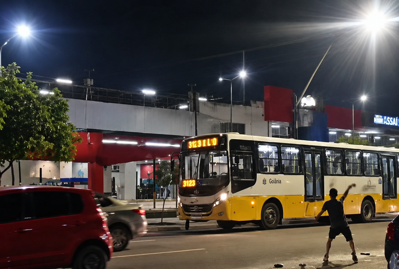 Homem atira pedra em ônibus na Sacramenta, em Belém 