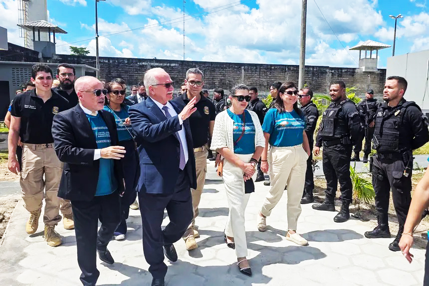 Ministro Edson Fachin, de terno e gravata, durante visita a Breves