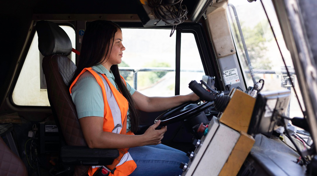 Presença de mulheres no transporte de minérios é cada vez mais constante