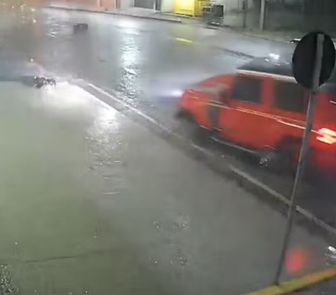 Imagem - Motorista invade farmácia no Pará, perde pneu ao fugir e abandona carro após acidente
