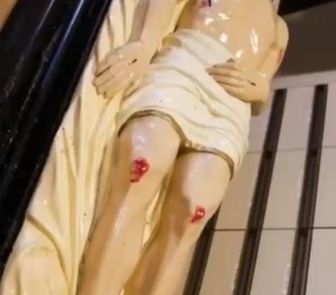 Imagem - Imagem de Cristo é retirada intacta após incêndio destruir igreja centenária na Serra Gaúcha (RS)