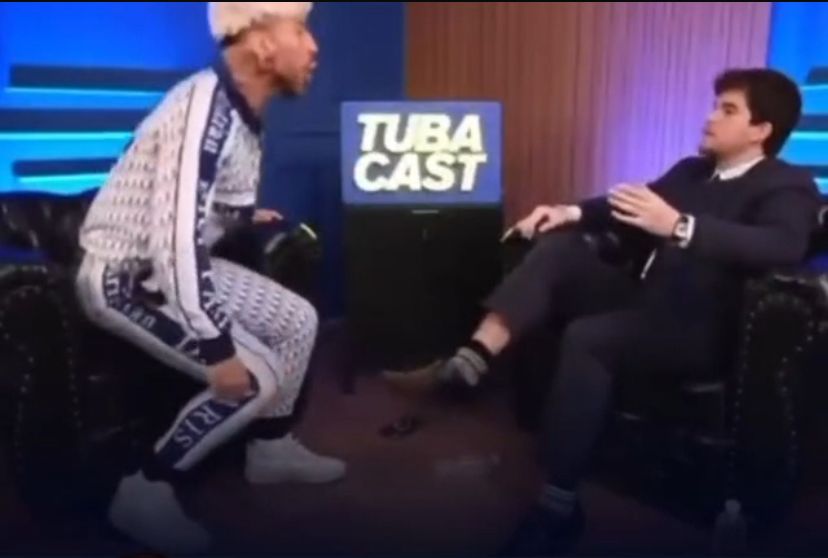 A tensão aumentou quando Alberto insinuou que o posicionamento do adversário não era apenas falta de conhecimento histórico, mas também um “problema mental”