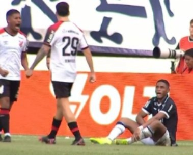 Atacante foi expulso ainda no primeiro tempo - 