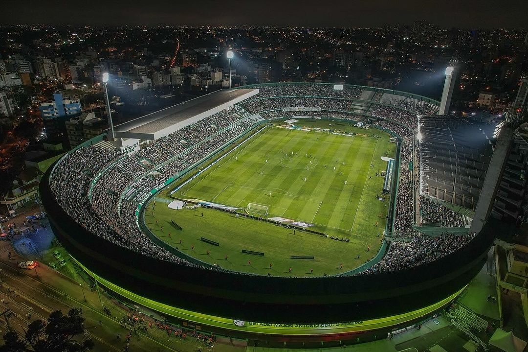 Equipes se enfrentam no Couto Pereira, em Curitiba - 