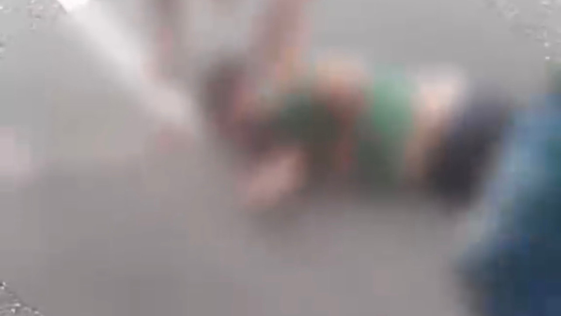 Momento em que testemunhas ajudam a vítima.