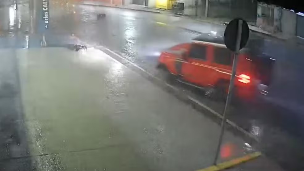Imagem - Motorista invade farmácia no Pará, perde pneu ao fugir e abandona carro após acidente