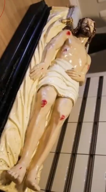 (Uma imagem do Cristo Morto, utilizada tradicionalmente nas celebrações da Semana Santa, foi retirada completamente intacta em meio à destruição causada por um incêndio que atingiu a Igreja Matriz Nossa Senhora de Lourdes, na Serra Gaúcha (RS).
