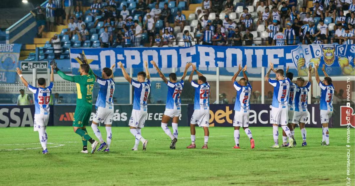 Jogadores no Estádio da Curuzu.
